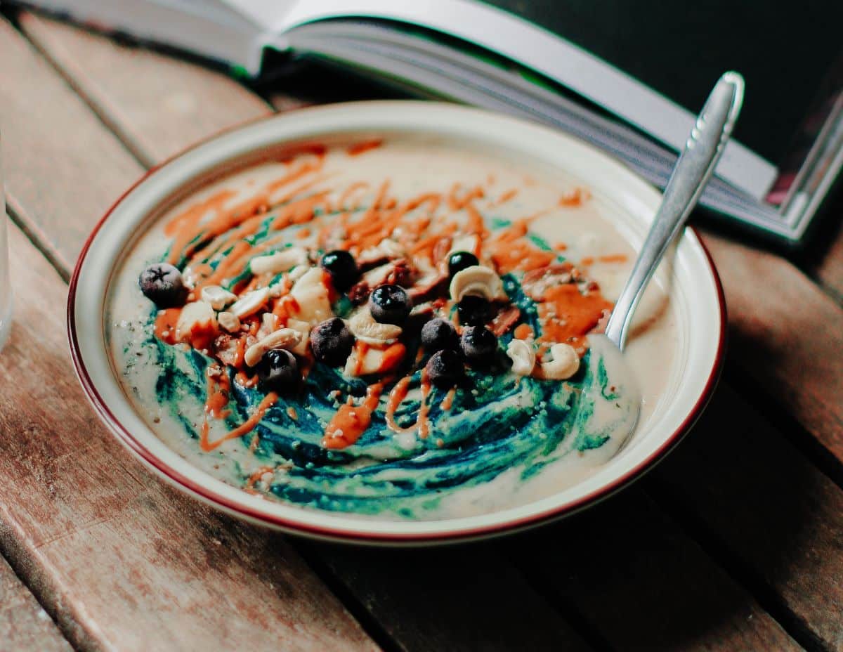 spirulina oats with blueberries and cream